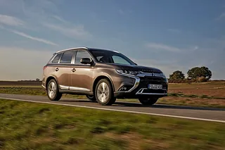 Brauner Mitsubishi Outlander fährt auf der Straße