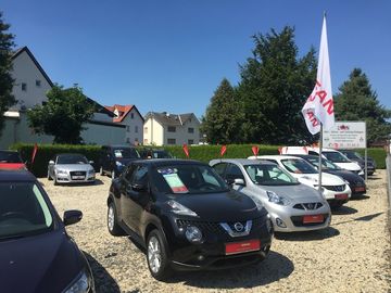 Zum Verkauf stehende Fahrzeuge von Nissan auf dem Hof des Autohauses Lisson