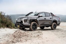 Mitsubishi L200 im Gelände offroad unterwegs