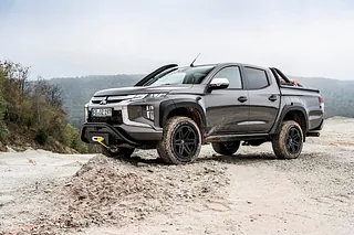Mitsubishi L200 im Gelände offroad unterwegs