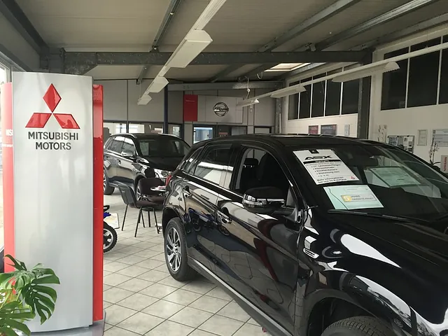 Mitsubishi Gebrauchtwagen stehen im Autohaus Lisson