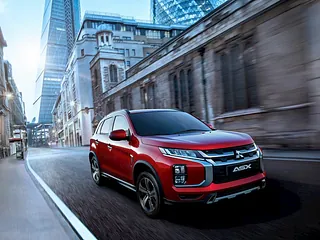 Neues Modell des Mitsubishi ASX in Rot fährt auf der Straße