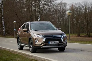 Brauner Mitsubishi Eclipse Cross Diesel fährt auf der Straße