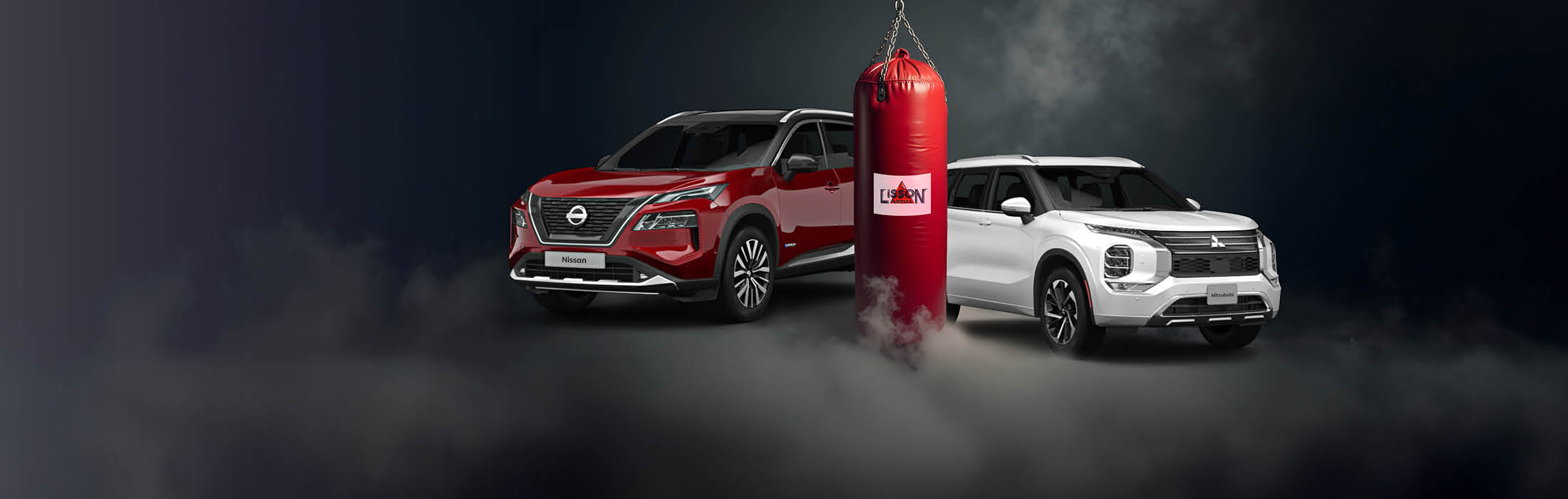 Zwei Modelle: Nissan in Rot und Mitsubishi in Weiß, hinter einer Boxsack.