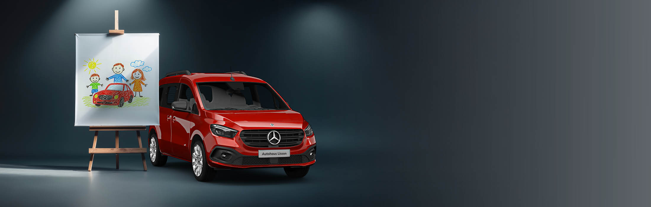 Neben einem roten Mercedes-Van steht eine Staffelei mit einer Kinderzeichnung, auf der ein rotes Auto und eine glückliche Familie abgebildet sind.